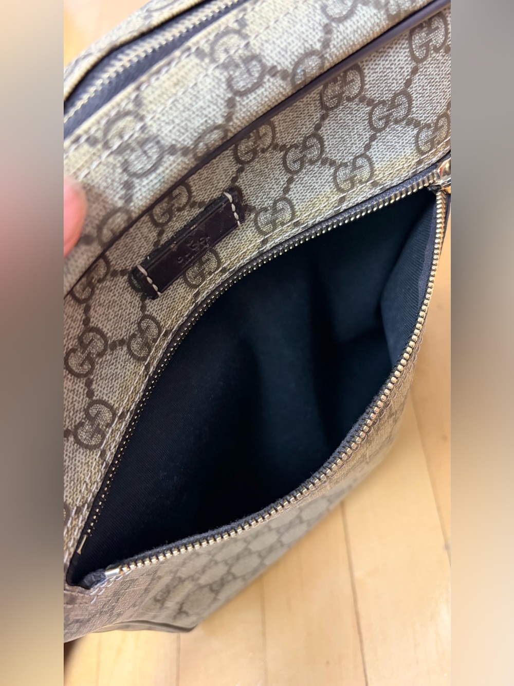 Gucci GG Supreme Messenger Bag - Picture 17 of 17
